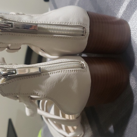 ELEGANT CREAM STRAPPY SANDALS LEATHER UPPERS - Picture 10 of 12